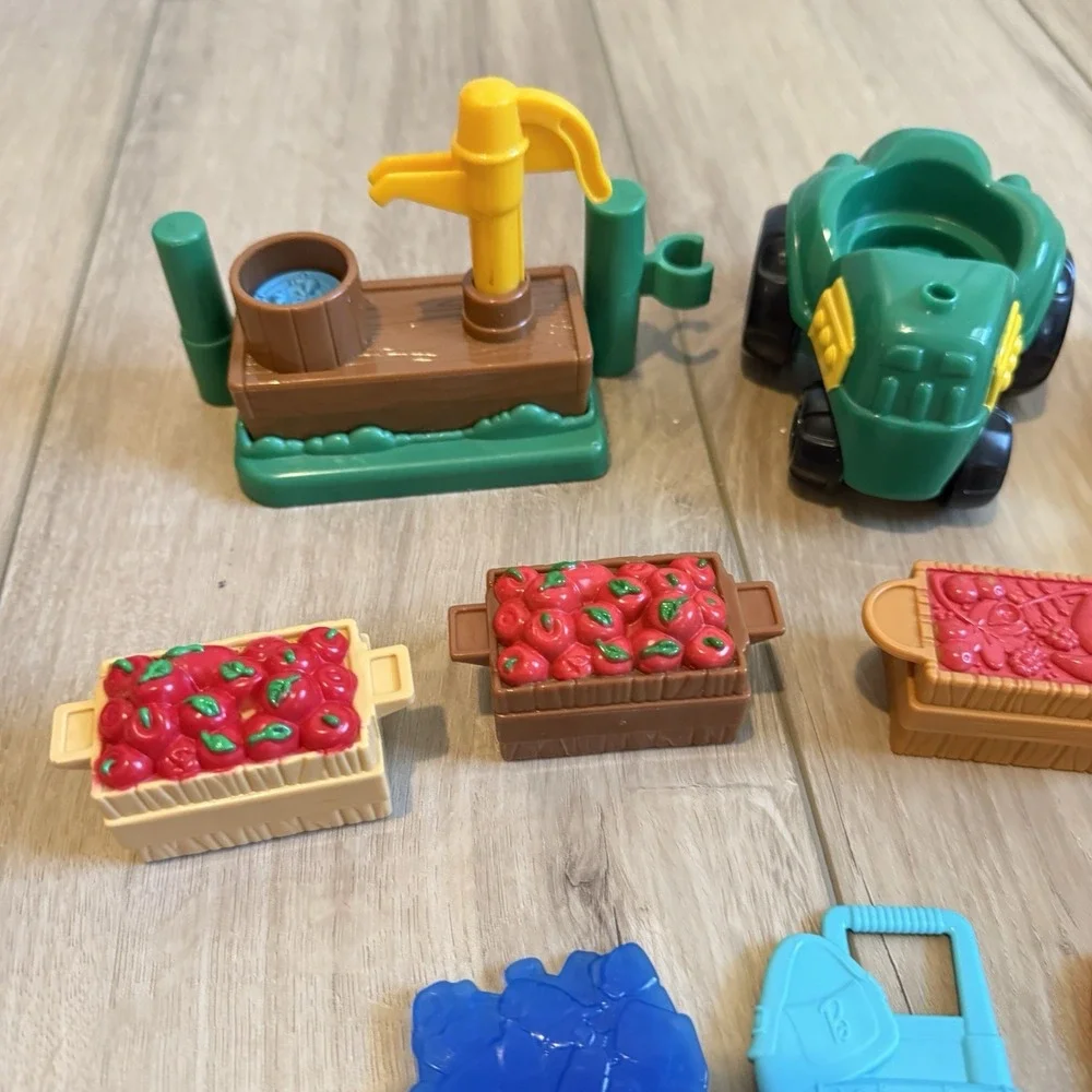 Little People Fisher Price Lot Of Accessories Pump & Gate Tractor Berries Carrot